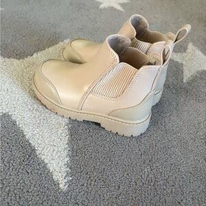 Old Navy Kids Cream Chelsea Boots. Toddler 9c